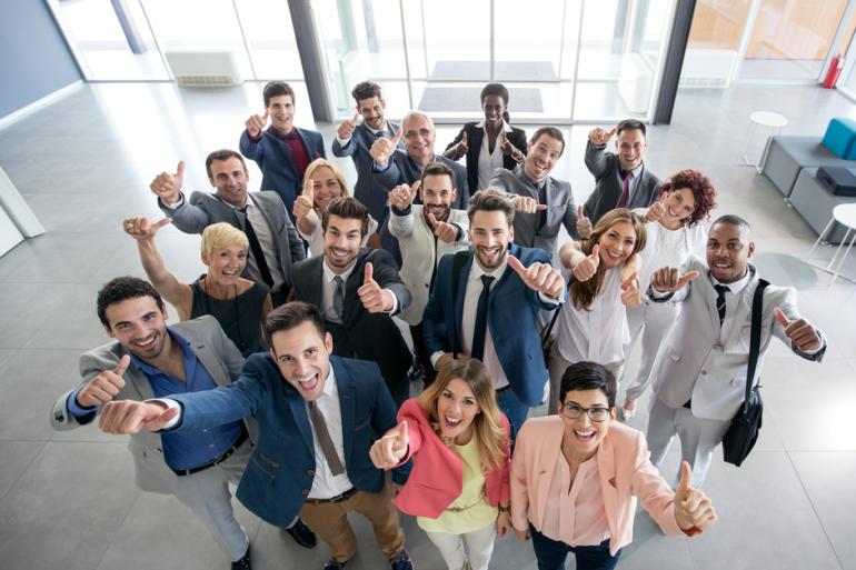 Varias personas mirando hacia arriba y sonriendo